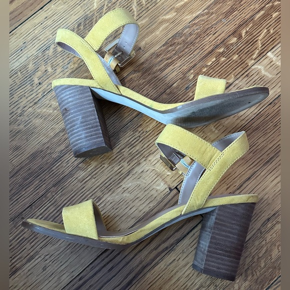 Abound Women's Mustard Yellow and Gold Hardware Chunky Heel Sandals Size 9 - Picture 2 of 9